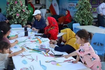 غرفه فرهنگی- ترویجی اداره‌کل کتابخانه‌های عمومی آذربایجان‌غربی در محوطه پل میانگذر دریاچه
