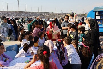 غرفه فرهنگی- ترویجی اداره‌کل کتابخانه‌های عمومی آذربایجان‌غربی در محوطه پل میانگذر دریاچه