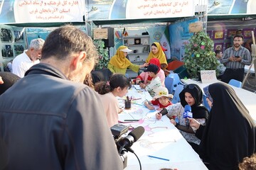 غرفه فرهنگی- ترویجی اداره‌کل کتابخانه‌های عمومی آذربایجان‌غربی در محوطه پل میانگذر دریاچه