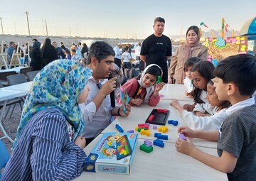 غرفه فرهنگی- ترویجی اداره‌کل کتابخانه‌های عمومی آذربایجان‌غربی در محوطه پل میانگذر دریاچه