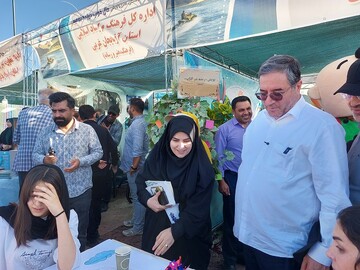 بازدید استاندار آذربایجان غربی از غرفه فرهنگی- ترویجی اداره‌کل کتابخانه‌های عمومی آذربایجان‌غربی در محوطه پل میانگذر دریاچه