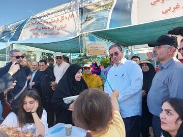 بازدید استاندار آذربایجان غربی از غرفه فرهنگی- ترویجی اداره‌کل کتابخانه‌های عمومی آذربایجان‌غربی در محوطه پل میانگذر دریاچه
