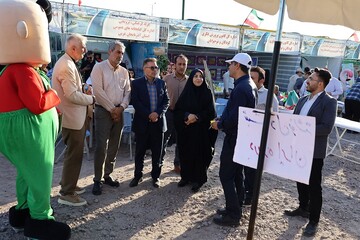 بازدید استاندار آذربایجان غربی از غرفه فرهنگی- ترویجی اداره‌کل کتابخانه‌های عمومی آذربایجان‌غربی در محوطه پل میانگذر دریاچه