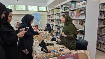 افتتاح نمایشگاه و فروشگاه هنرهای دستی اهالی کتاب در کتابخانه مرکزی پارک شهر