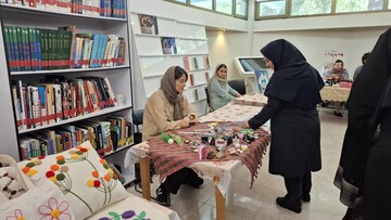 افتتاح نمایشگاه و فروشگاه هنرهای دستی اهالی کتاب در کتابخانه مرکزی پارک شهر