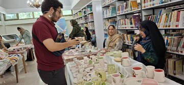 افتتاح نمایشگاه و فروشگاه هنرهای دستی اهالی کتاب در کتابخانه مرکزی پارک شهر