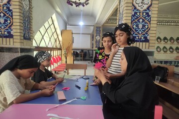 آموزش ساخت نشانه کتاب با هنر اوریگامی در کتابخانه سرای اندیشه جلین گرگان
