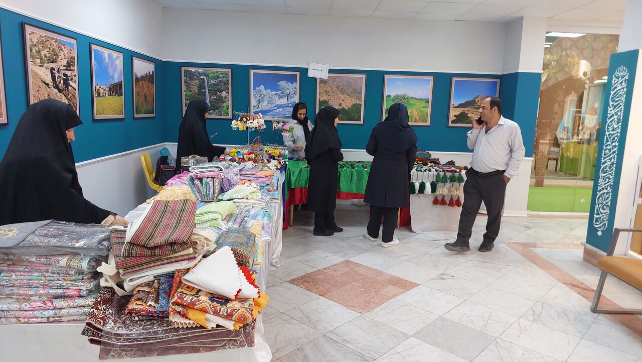 نمایشگاه هنرهایدستی «اهالی کتاب» به میزبانی کتابخانه آیت الله ملک حسینی یاسوج برگزار شد