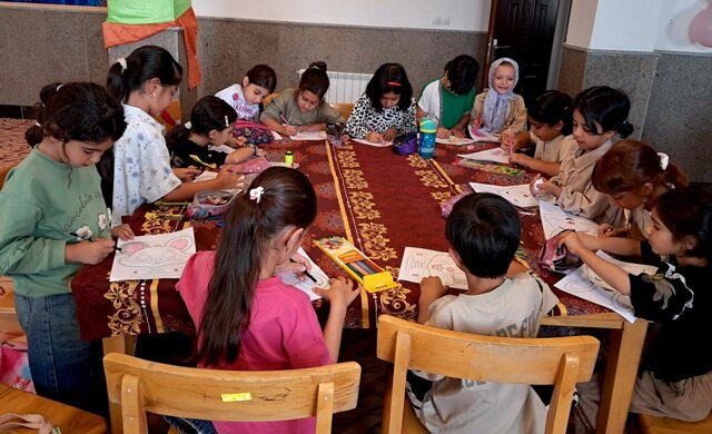 کتابخانه مرحوم حاج علی زارع رفسنجان میزبان طرح خلاقانه «تابستانی به رنگ یادگیری»