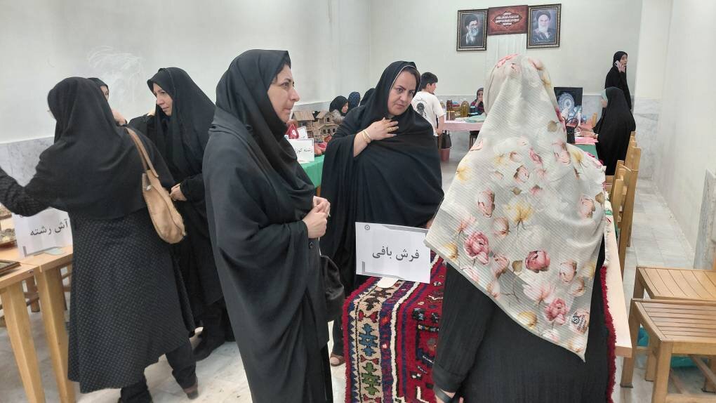 نمایشگاه صنایع دستی «اهالی کتاب» در کتابخانه ولیعصر(عج) سلطانیه برگزار شد