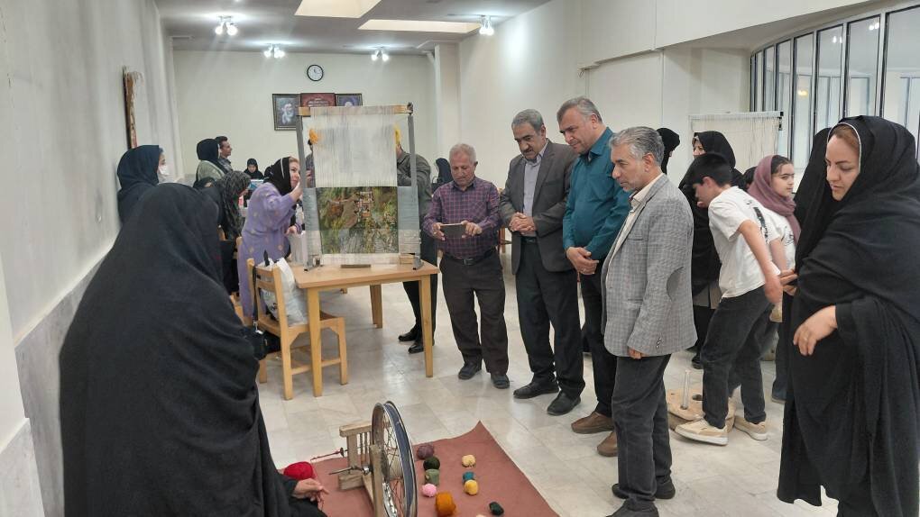 نمایشگاه صنایع دستی «اهالی کتاب» در کتابخانه ولیعصر(عج) سلطانیه برگزار شد