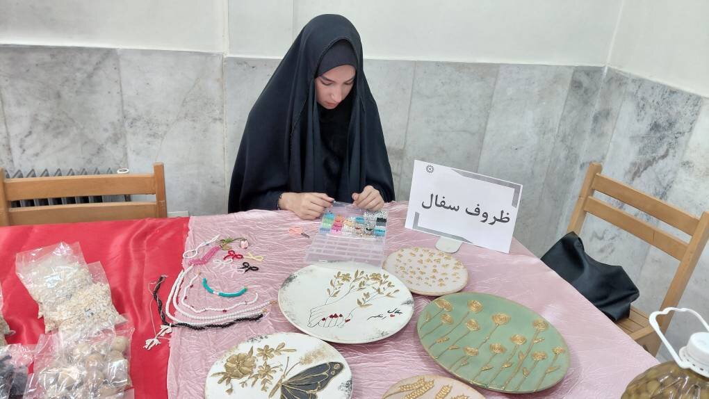 نمایشگاه صنایع دستی «اهالی کتاب» در کتابخانه ولیعصر(عج) سلطانیه برگزار شد