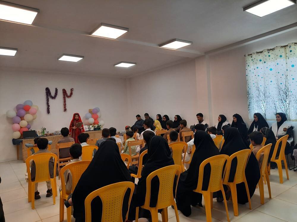 ویژه برنامه ای در کتابخانه عمومی امام علی(ع) هیرمند برگزار شد
