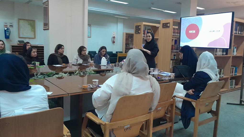 نشست «همسخن» با محوریت والدگری فراتر از کنترل در کتابخانه مرکزی خوزستان برگزار شد