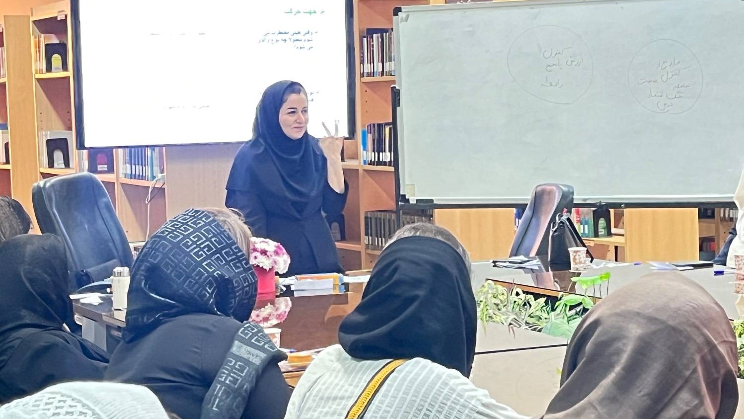 نشست «هم‌سخن» با محوریت والدگری فراتر از کنترل در کتابخانه مرکزی خوزستان برگزار شد