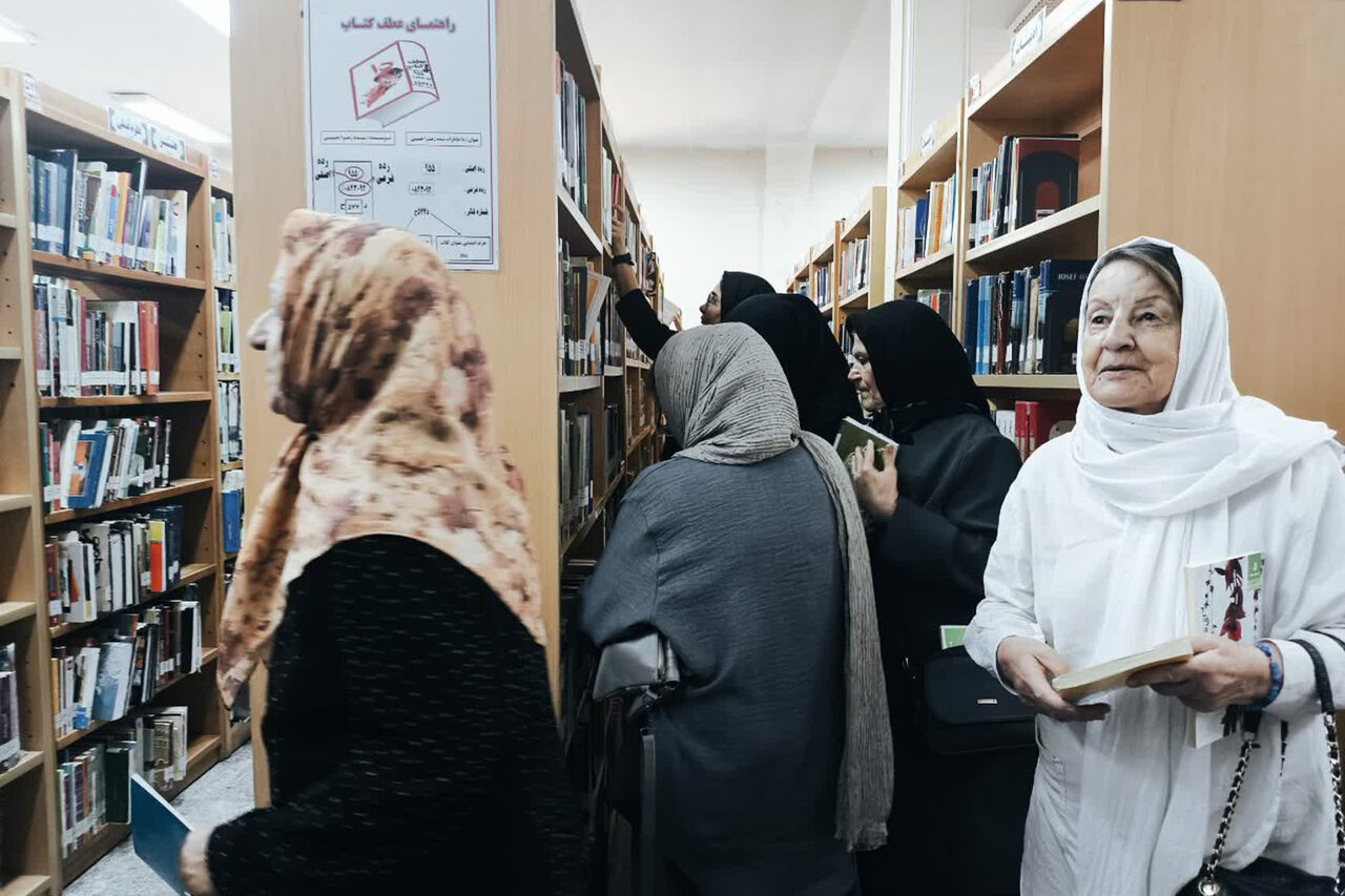 بازدید اعضای کانون بازنشستگان از کتابخانه استاد دهگان اراک