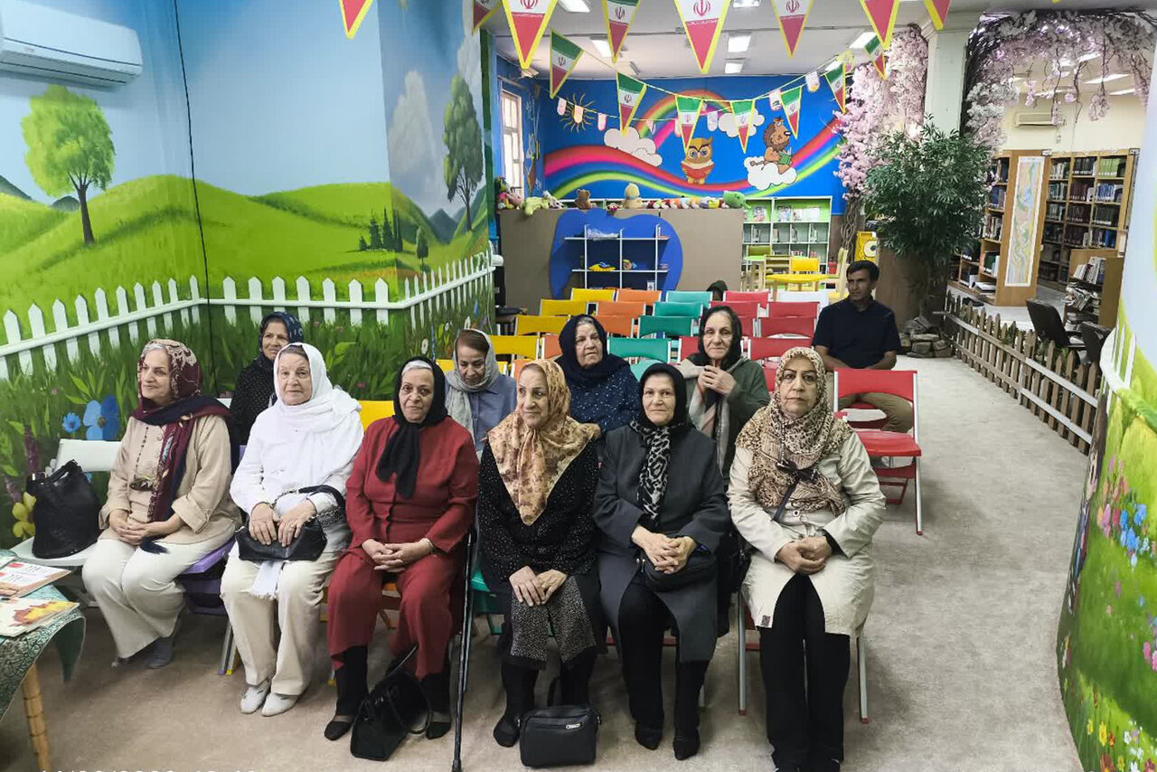 بازدید اعضای کانون بازنشستگان از کتابخانه استاد دهگان اراک
