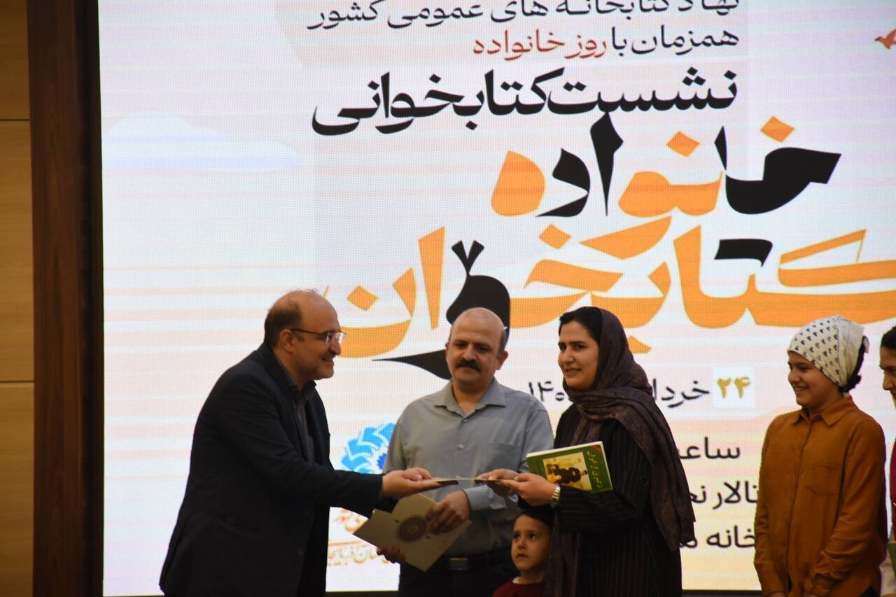 تربیت نسل آگاه، با نهادینه‌سازی عادت مطالعه در کانون خانواده