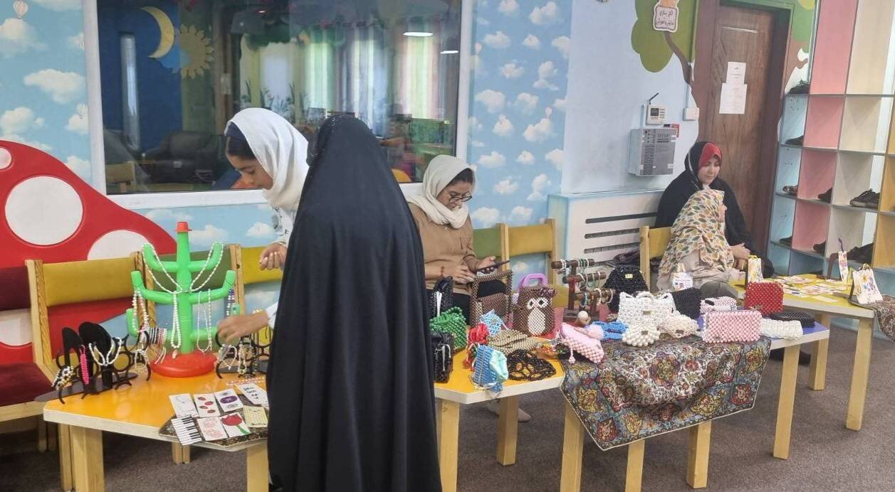 نمایشگاه هنرهای‌دستی «اهالی کتاب» جلوه‌گاه ذوق و هنر کودکانه