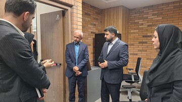 بازدید معاون برنامه‌ریزی و توسعه اقتصادی سازمان مدیریت و برنامه‌ریزی استان گیلان از کتابخانه مرکزی رشت