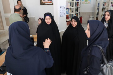 بازدید مدیرکل بانوان استانداری قزوین از کتابخانه اقبالیه