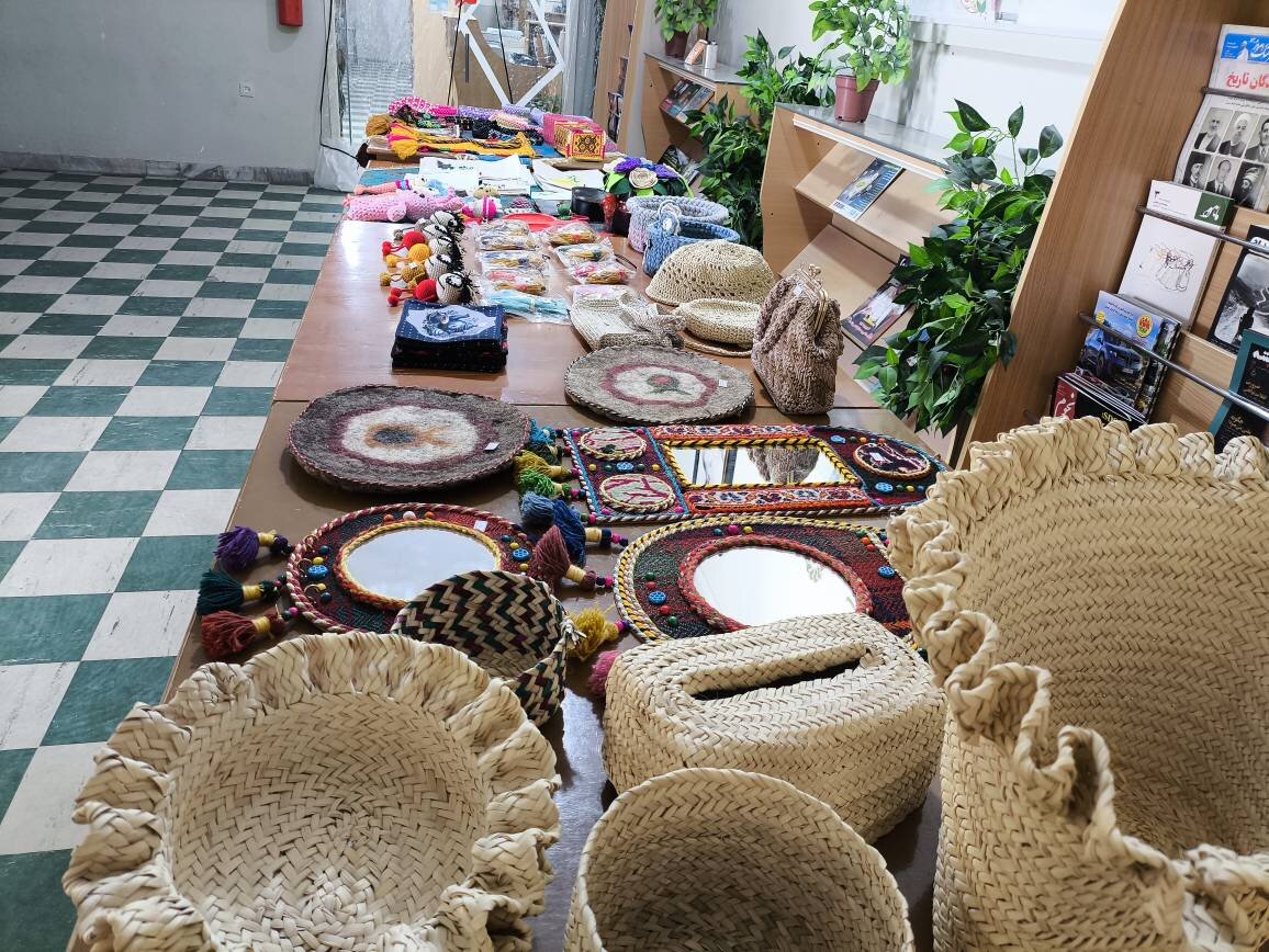 پیوند هنر و کتاب؛ نمایشگاه صنایعدستی هنرمندان قیروکارزین در کتابخانه گنجینه دانش برپا شد
