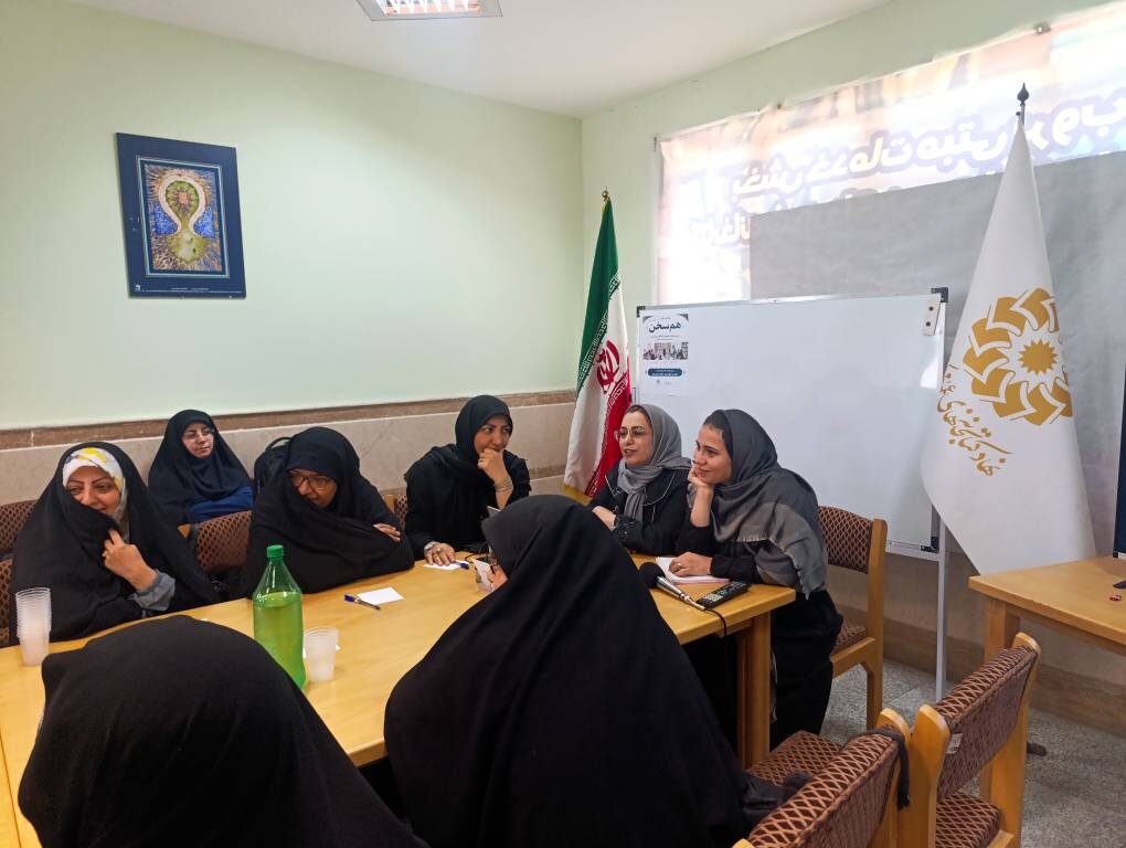 نشست تخصصی گفتوگوی بین نسلی در قم برگزار شد