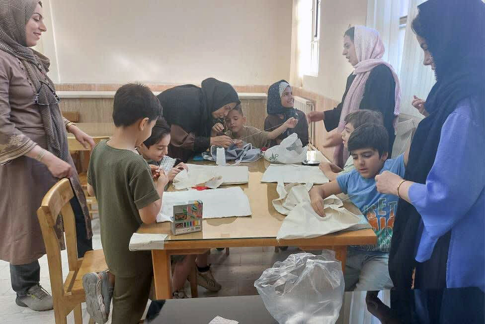 کارگاه تولید کیسههای پارچهای در کتابخانه آیتالله مقدسی محلات