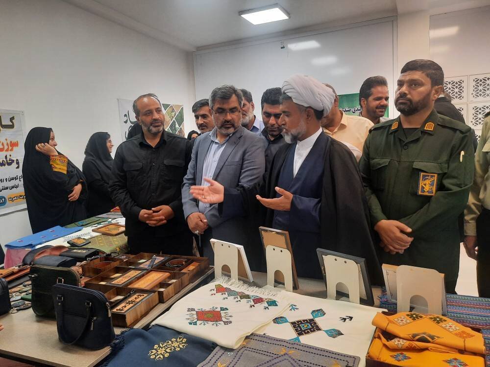 نمایشگاه صنایع دستی در کتابخانه امام علی (ع) شهرستان هیرمند