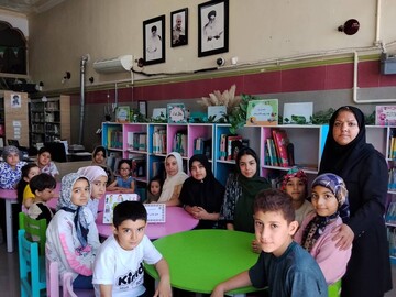 جمع‌خوانی کتاب "مجموعه قصه های حنانه "در کتابخانه امام علی (ع) روستای هفت جوی قدس