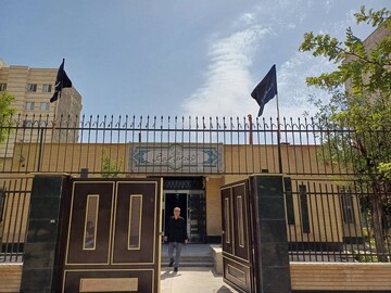 سیاه‌پوشی اداره‌کل و کتابخانه‌های عمومی استان تهران به مناسبت فرارسیدن ماه محرم