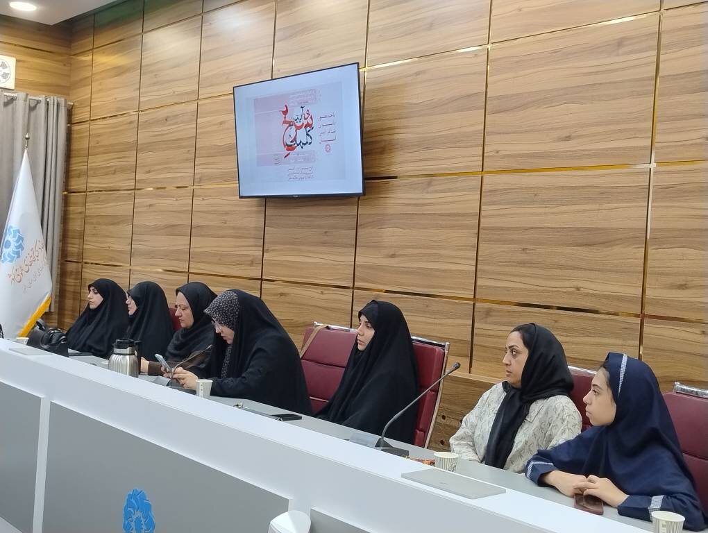 محفل ادبی «آیین سرخ کلمات» در کتابخانه عمومی علامهحلی برگزار شد