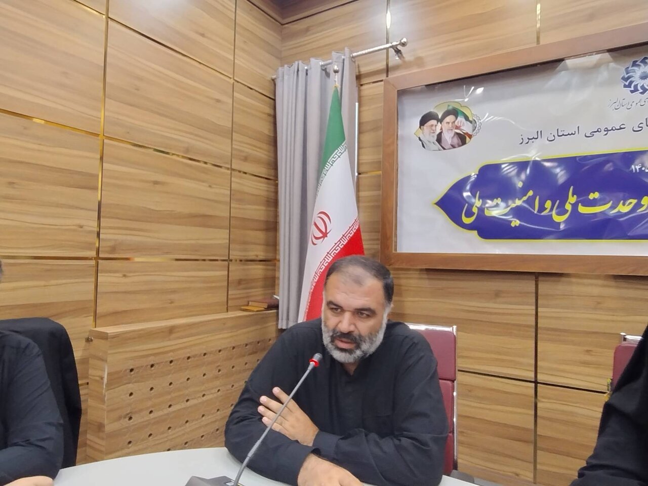 محفل ادبی «آیین سرخ کلمات» در کتابخانه‌ عمومی علامه‌حلی برگزار شد