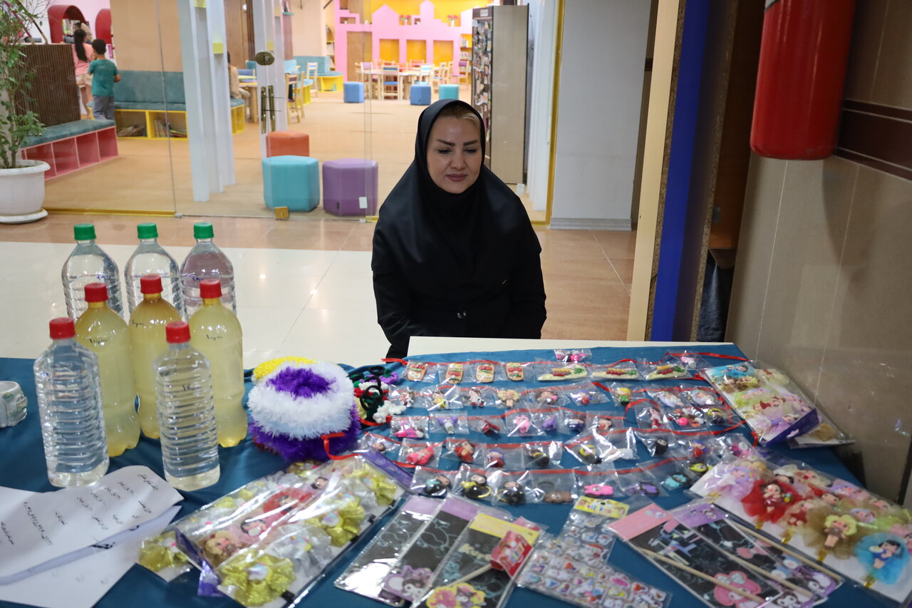 نمایشگاه و فروشگاه «هُنرهای دستیِ اهالیِ کتاب» در کتابخانه مرکزی ارومیه برپا شد