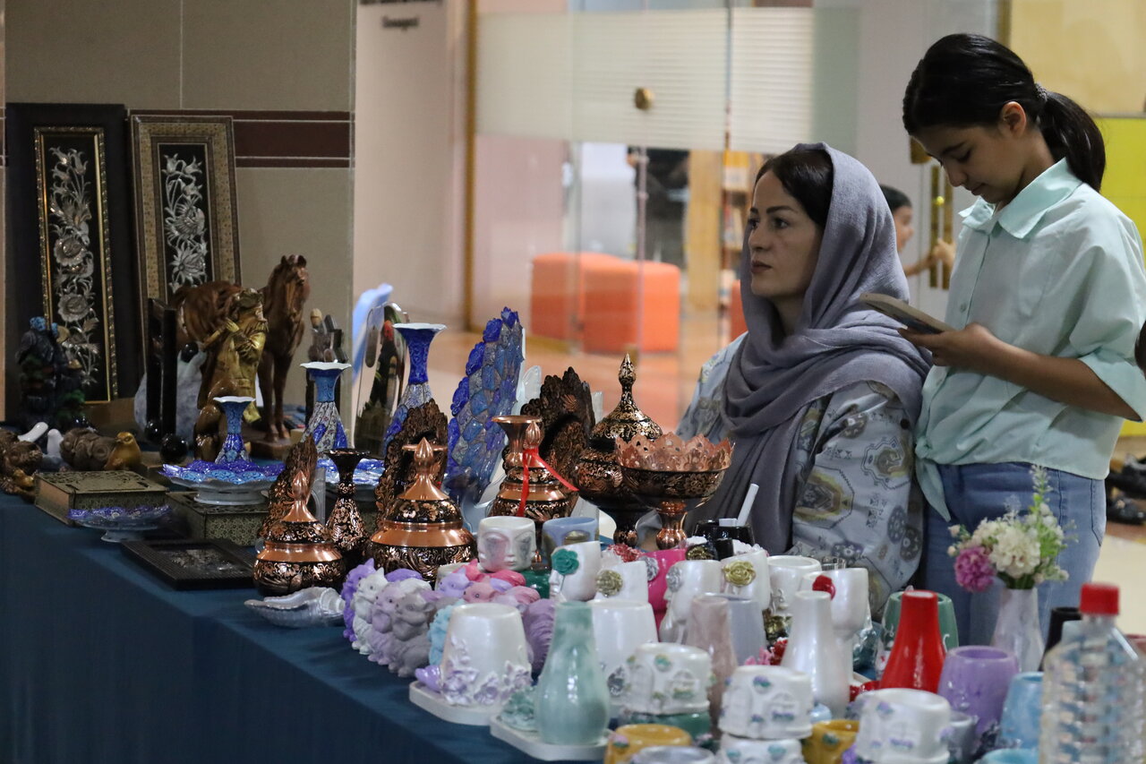 نمایشگاه و فروشگاه «هُنرهای دستیِ اهالیِ کتاب» در کتابخانه مرکزی ارومیه برپا شد