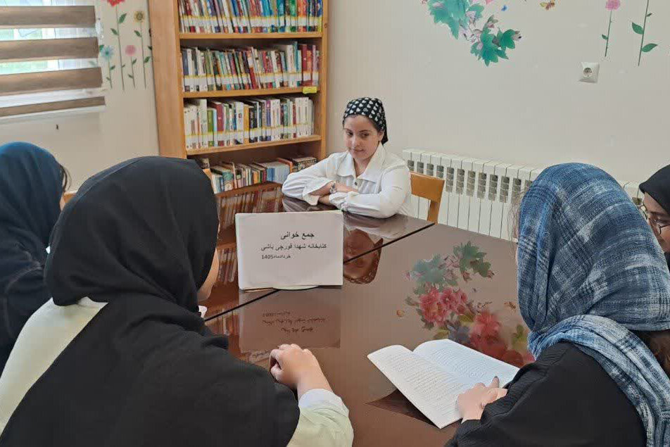 معرفی و جمع‌خوانی کتاب در کتابخانه شهدای شهر قورچی باشی
