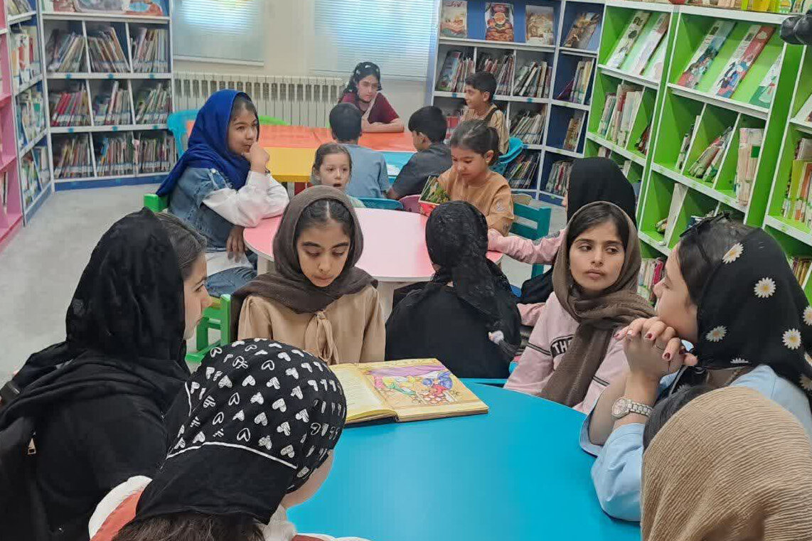 معرفی و جمع‌خوانی کتاب در کتابخانه شهدای شهر قورچی باشی