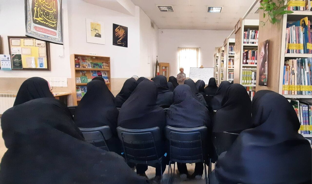 برگزاری برنامه های مناسبتی و کتاب محور در کتابخانه های استان تهران
