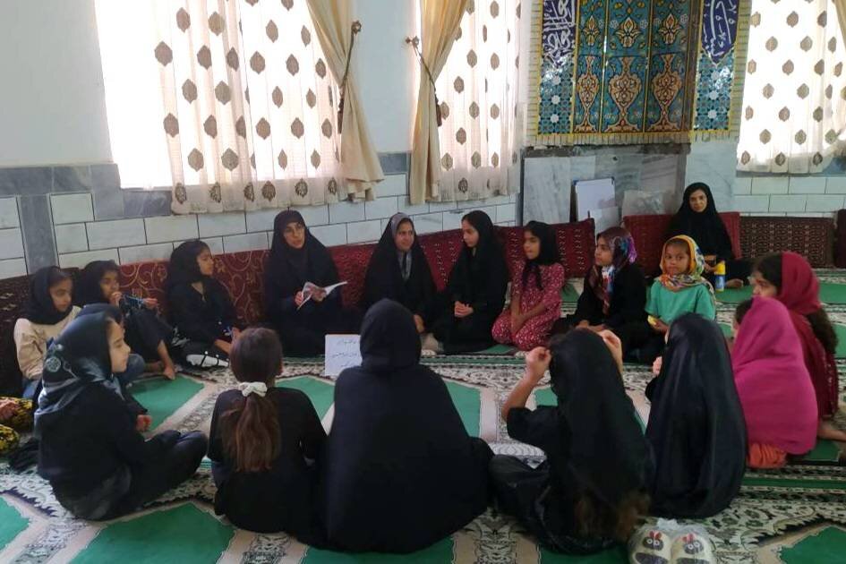 قصههای عاشورایی هر شب برای کودکان و نوجوانان روستای گلند روایت میشود