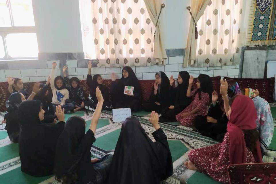 قصه‌های عاشورایی هر شب برای کودکان و نوجوانان روستای گلند روایت می‌شود