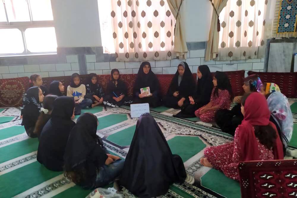 قصههای عاشورایی هر شب برای کودکان و نوجوانان روستای گلند روایت میشود