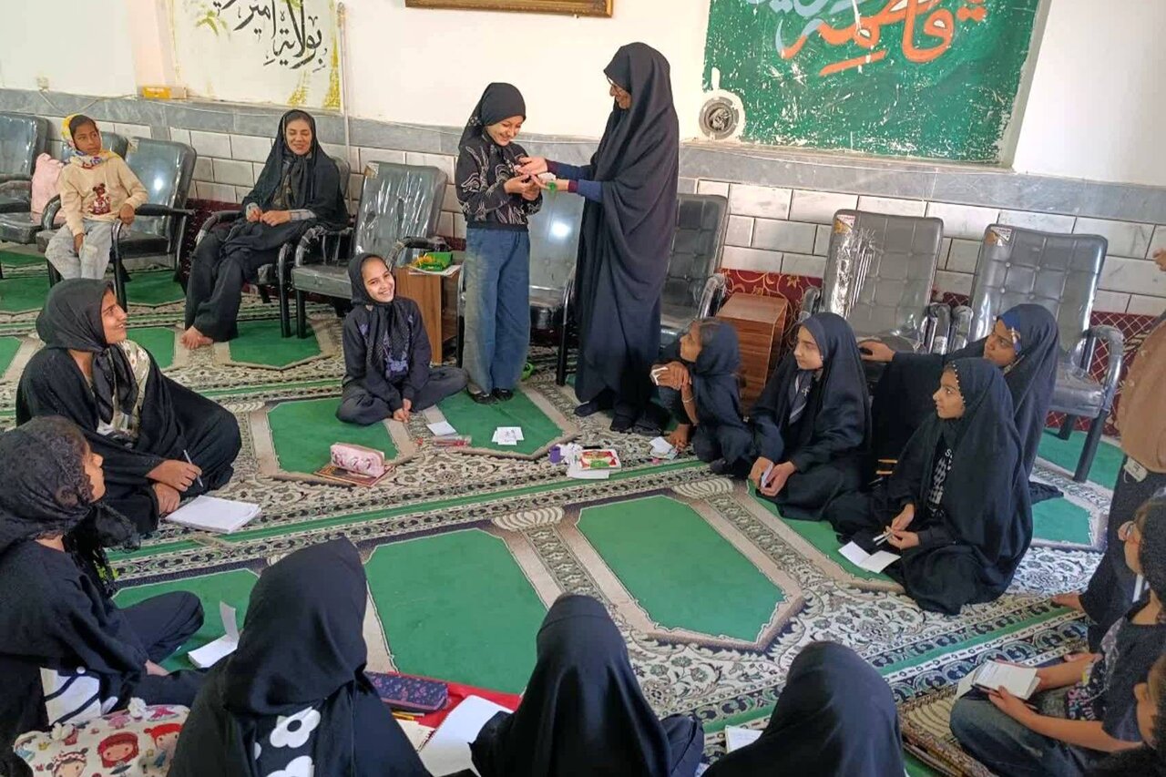 قصههای عاشورایی هر شب برای کودکان و نوجوانان روستای گلند روایت میشود