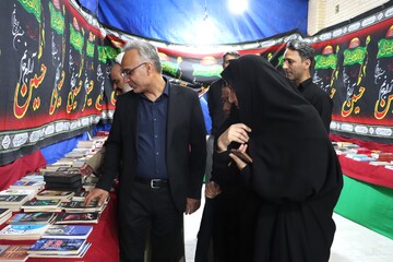 بازدید مدیرکل کتابخانه‌های عمومی یزد از شانزدهمین نمایشگاه کتاب «ثارالله» شهرستان زارچ