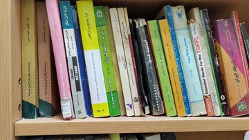 اهدا کتاب به کتابخانه باهنر اهواز