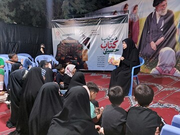 برپایی موکب «کتابِ حسینی» در آذربایجان‌غربی؛ رویدادی که همزمان با آغاز ماه محرم، عشق به اهل بیت (ع) را با ترویج فرهنگ کتاب‌خوانی پیوند زد.