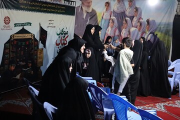 برپایی موکب «کتابِ حسینی» در آذربایجان‌غربی؛ رویدادی که همزمان با آغاز ماه محرم، عشق به اهل بیت (ع) را با ترویج فرهنگ کتاب‌خوانی پیوند زد.