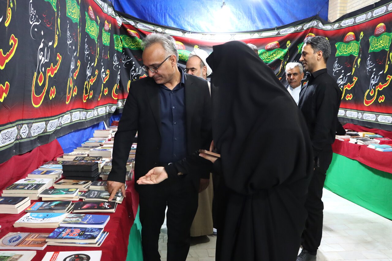 بازدید مدیرکل کتابخانه‌های عمومی یزد از شانزدهمین نمایشگاه کتاب «ثارالله» شهرستان زارچ