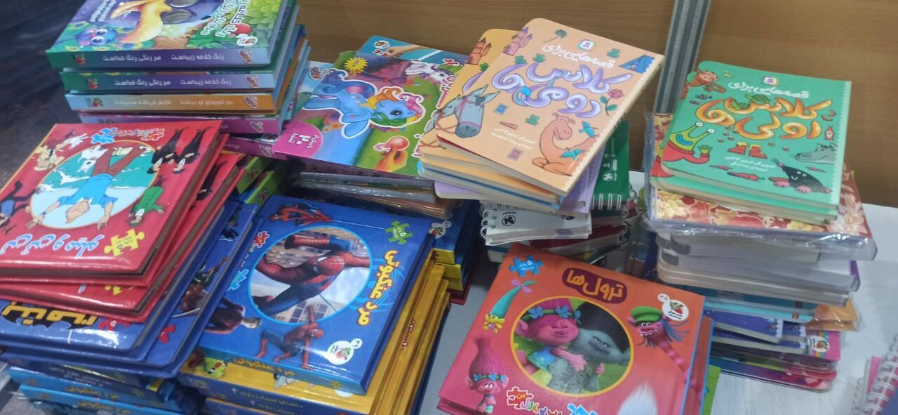 اهدای بیش از ۱۵ هزار نسخه کتاب و اسباب‌بازی به کتابخانه‌های عمومی لرستان