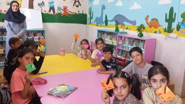 اجرای طرح"هر هفته، یک کتاب" به همراه برگزاری کلاس های آموزشی در کتابخانه شهید دستغیب بافت