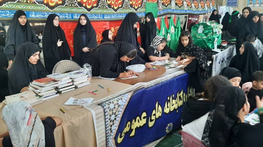 برگزاری میز خدمت اداره کتابخانههای عمومی پاکدشت در مصلی این شهرستان